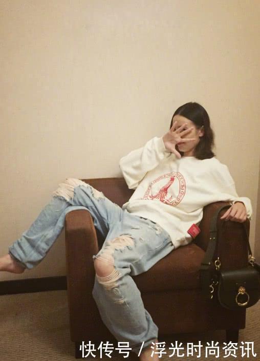 宋佳这是玩脱了？穿着大肥裤子并且横躺在沙发上，不小心暴露本性
