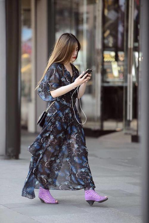 路人街拍，小姐姐穿出干练与自信，热裤尽显完美大长腿