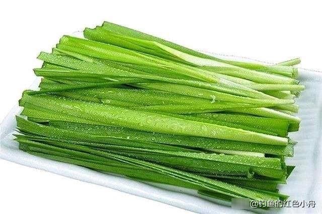  「韭菜玉米制」钓鱼如何快速聚鱼？韭菜玉米这样制窝料诱钓草鱼不跑空