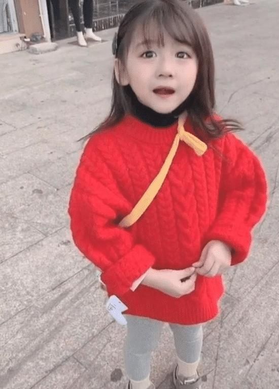  「成年人」小女孩拿小长袜包裤子穿，成年人都没她这么潮，网友：我太土了