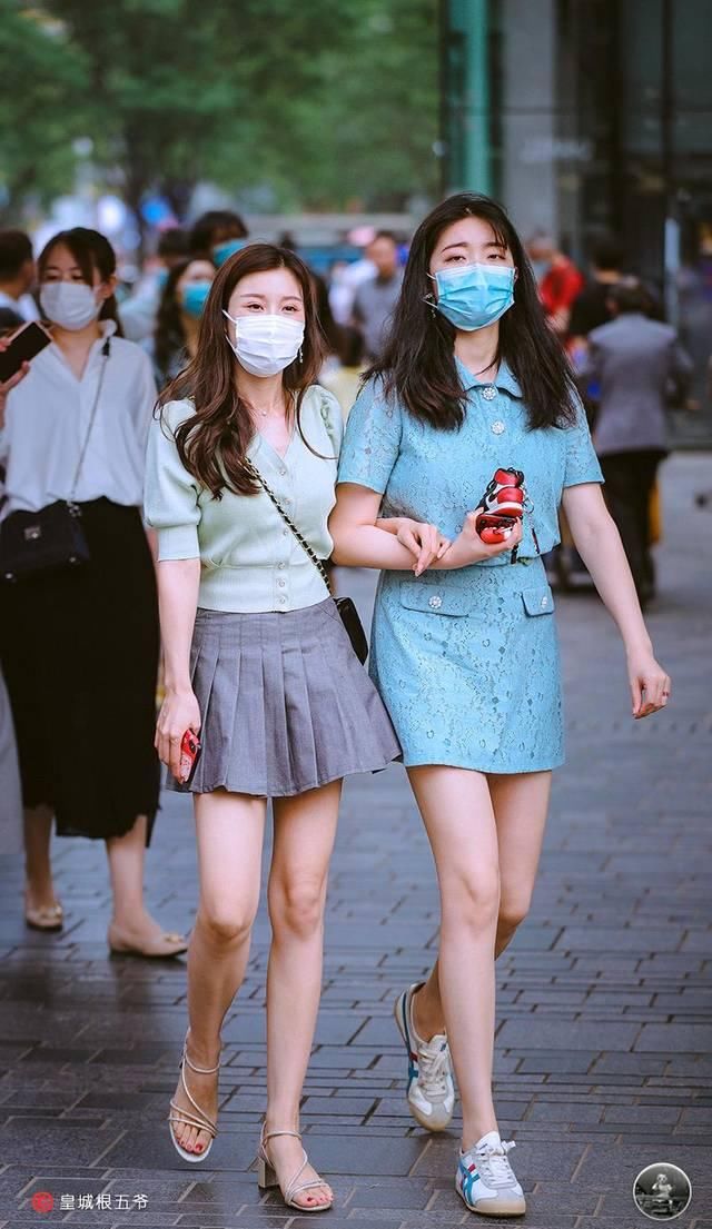  『更多』街拍：选择一些适合自己的衣服进行打扮，这样可以为自己增添自信