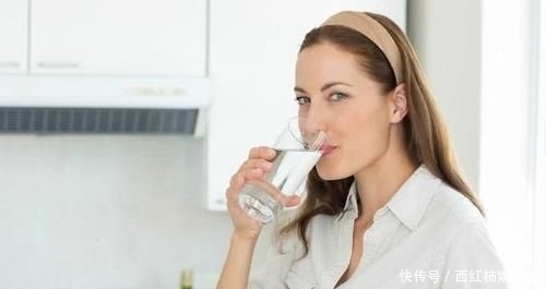 「女生」女生有这5个习惯,会让嘴唇变丑尤其第2个,不改掉难提升颜值