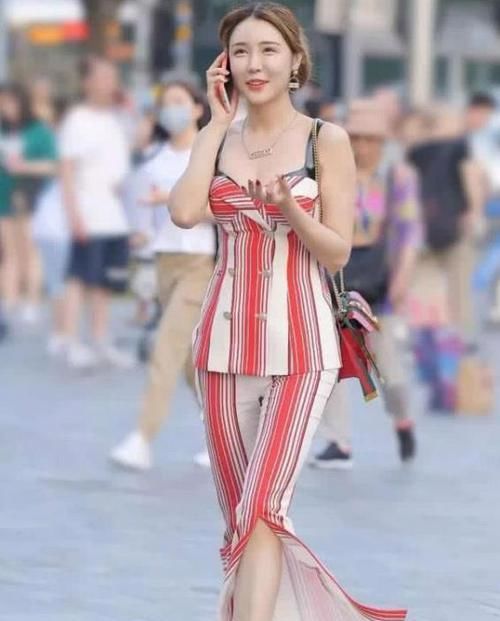 「美女」街拍:皮肤白皙的美女,一条黑色的连衣裙,时尚优雅气质迷人