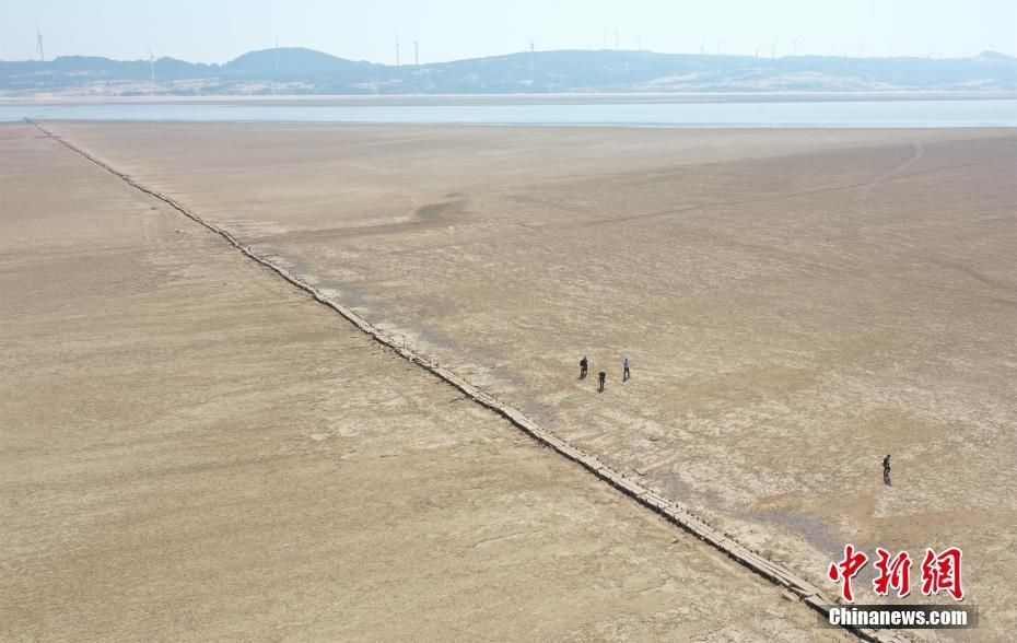  「真容」鄱阳湖水位持续走低，湖底600年古桥露真容