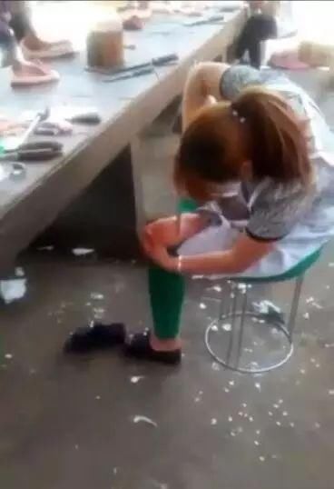 谣言止于智者！三道桥肉摊老板卖肉刀刮脚底？真相是这样的……