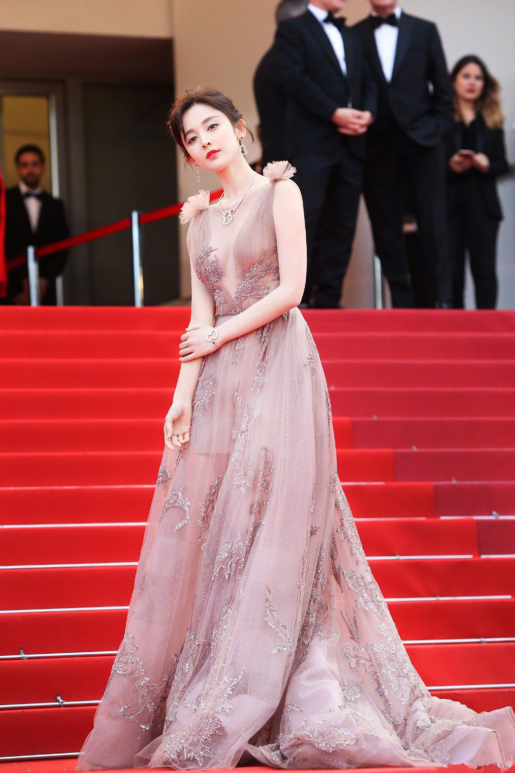 冷酷的“丁建国”穿起长裙很抢眼，她一直像是娱乐圈里的隐形美女