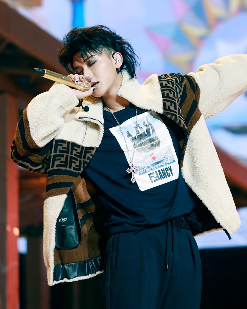 黄子韬武汉演唱会时尚感MAX 全球首穿展多重魅力