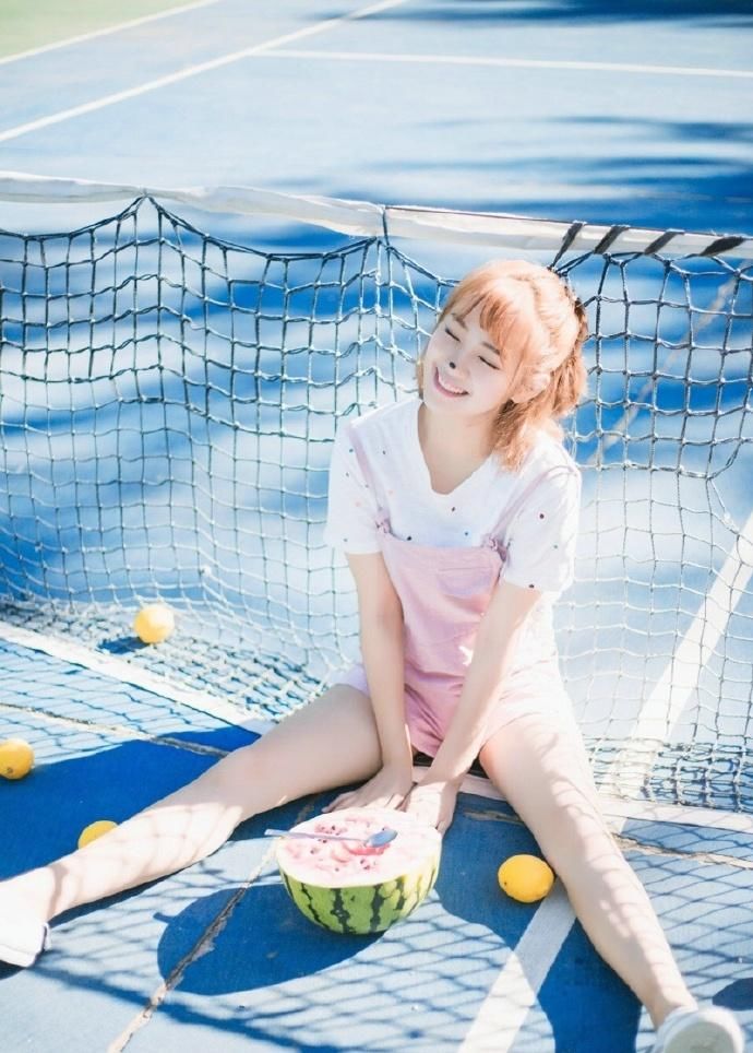 可爱西瓜少女网球场甜美阳光写真图片