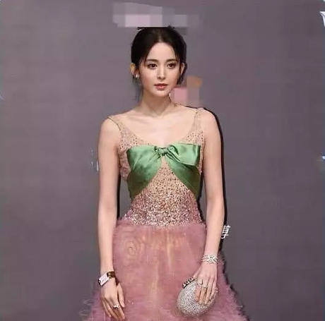 看了娜扎和关晓彤同穿粉红长裙，我终于知道了气质的重要性