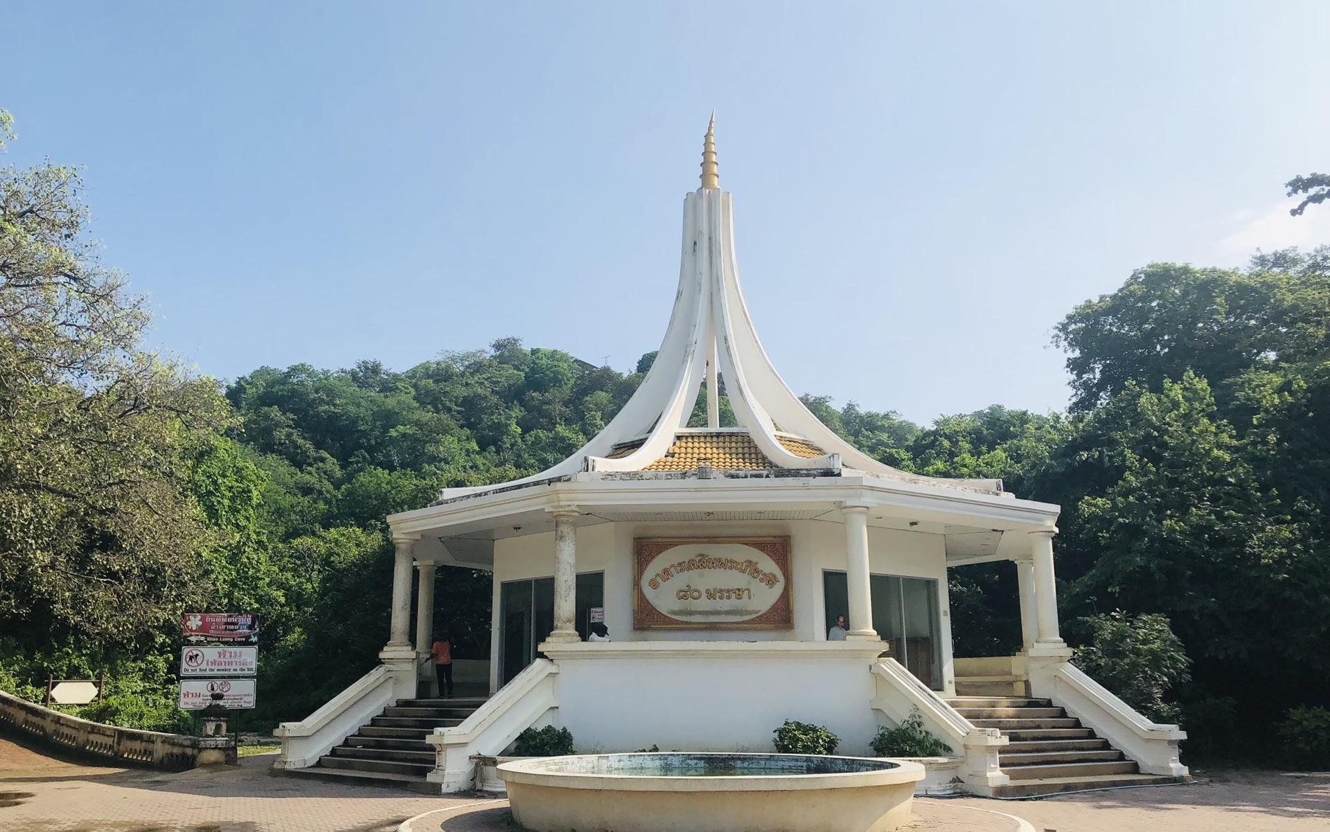 一座藏于钟乳石洞的寺庙，洞内遍布佛像，还有一副国王题字