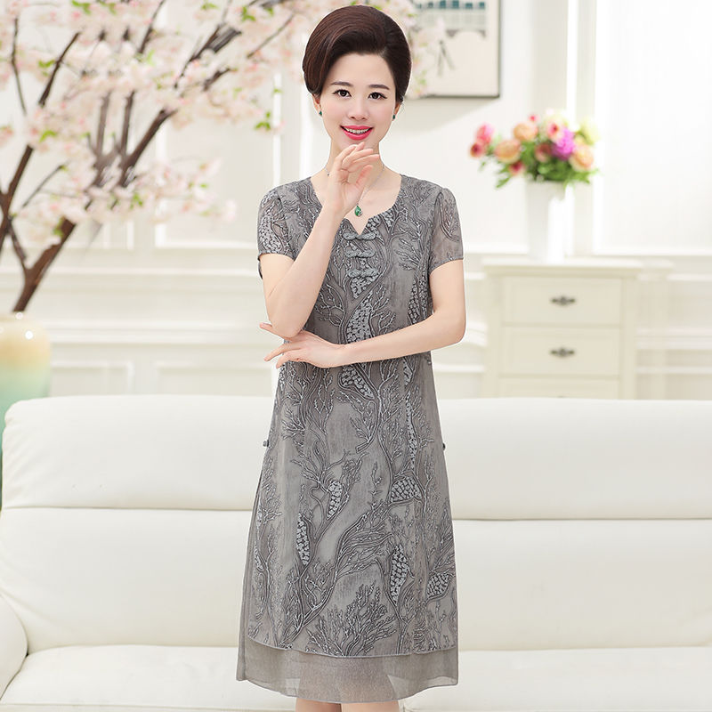 女人40岁以后可以这样穿,显优雅阔太太范,让别人都羡慕