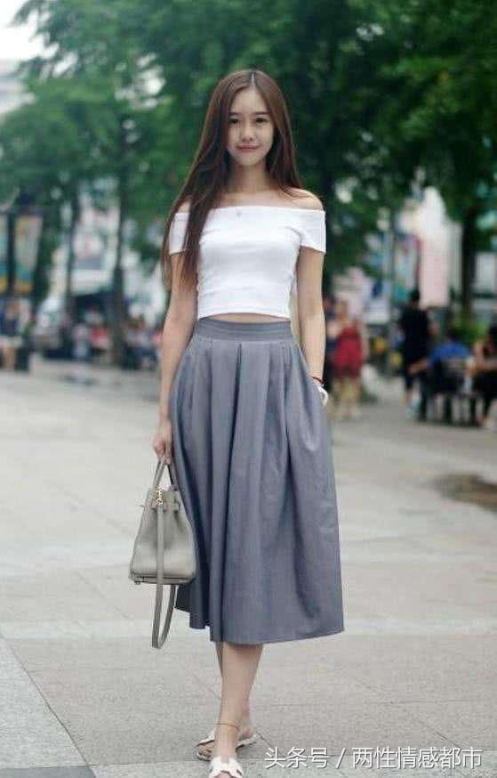 路人街拍，一件修身的露脐装，让姑娘看上去性感十足，妩媚十足