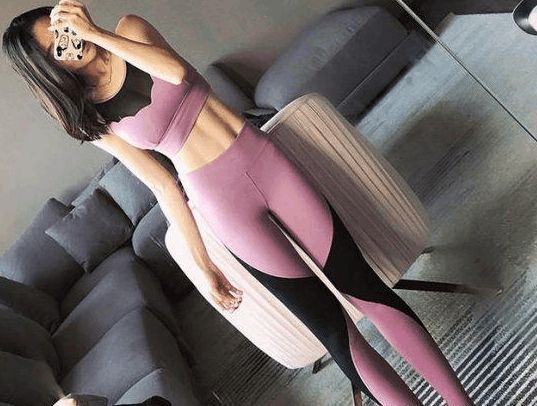 时尚街拍：帅气潇洒的打底裤小姐姐，身材比例一级棒，令人百看不