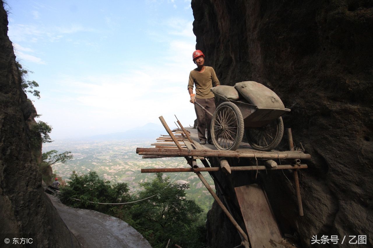 民工兄弟百米悬崖上修栈道，游客看着双腿打颤，他们却如履平地