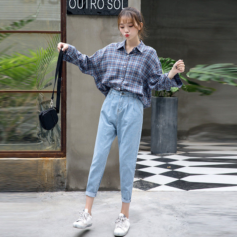 今年秋天别再穿打底裤了，今年流行这样的牛仔裤，回头率百分百