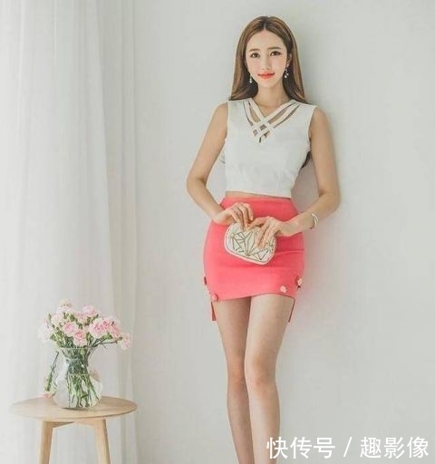 #美女#街拍美女:身材高挑的小姐姐,短裙搭配高跟鞋,很是显眼
