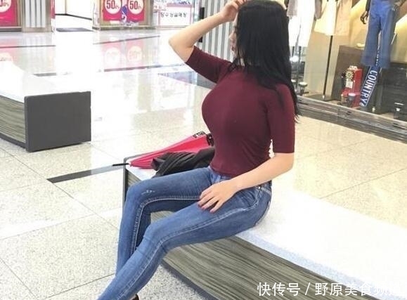 『舒适』街拍时尚穿搭的牛仔裤美女,展现优雅简约的时尚姿态,好看
