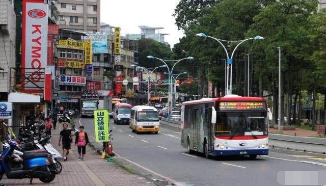 台湾人到成都旅游，看见成都现状很纳闷，直言：好像比台湾还悠闲