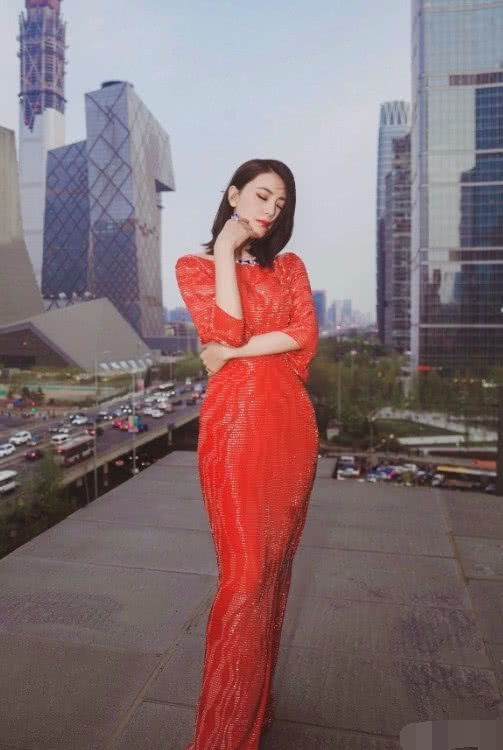 高圆圆真厉害，身着一袭红裙美翻了，终于知道赵又廷为什么娶她！