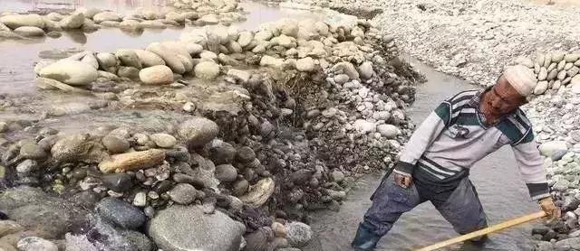 前有玉石垒猪圈, 后有和田玉砌鸡窝, 这个村子到底什么来头