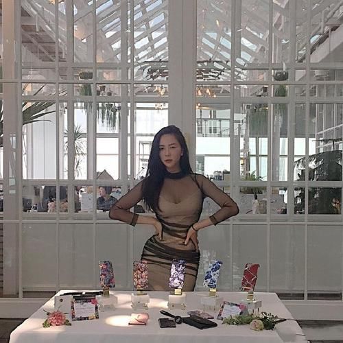  时尚■街拍穿搭打底裤的小姐姐，时尚靓丽，彰显出曼妙曲线