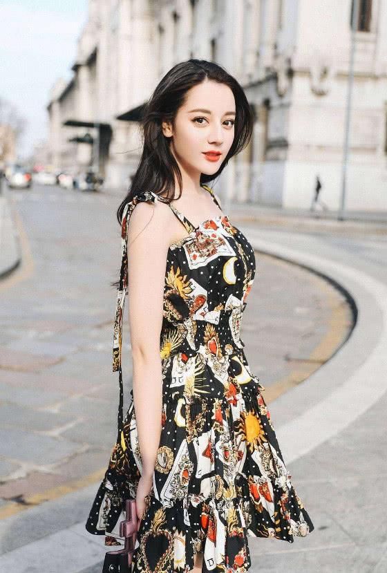 古力娜扎长发飘飘，堪比网红脸，网友惊呼差点看成迪丽热巴