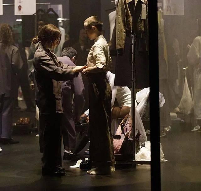  「巴黎时装周」都没想到，我可以在家里啃着薯条看服装「云直播」！