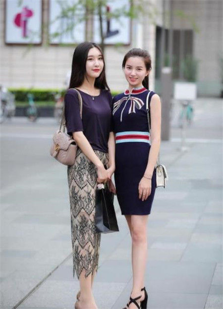 『少女』街拍:低头玩着手机可爱小姐姐,面容清丽,少女范十足