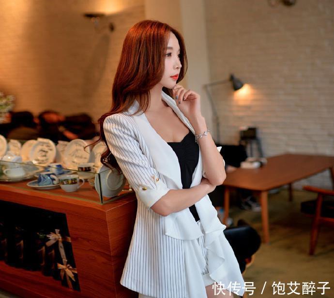  #气质#气质美女竖纹西装短裤，时尚干练又吸睛