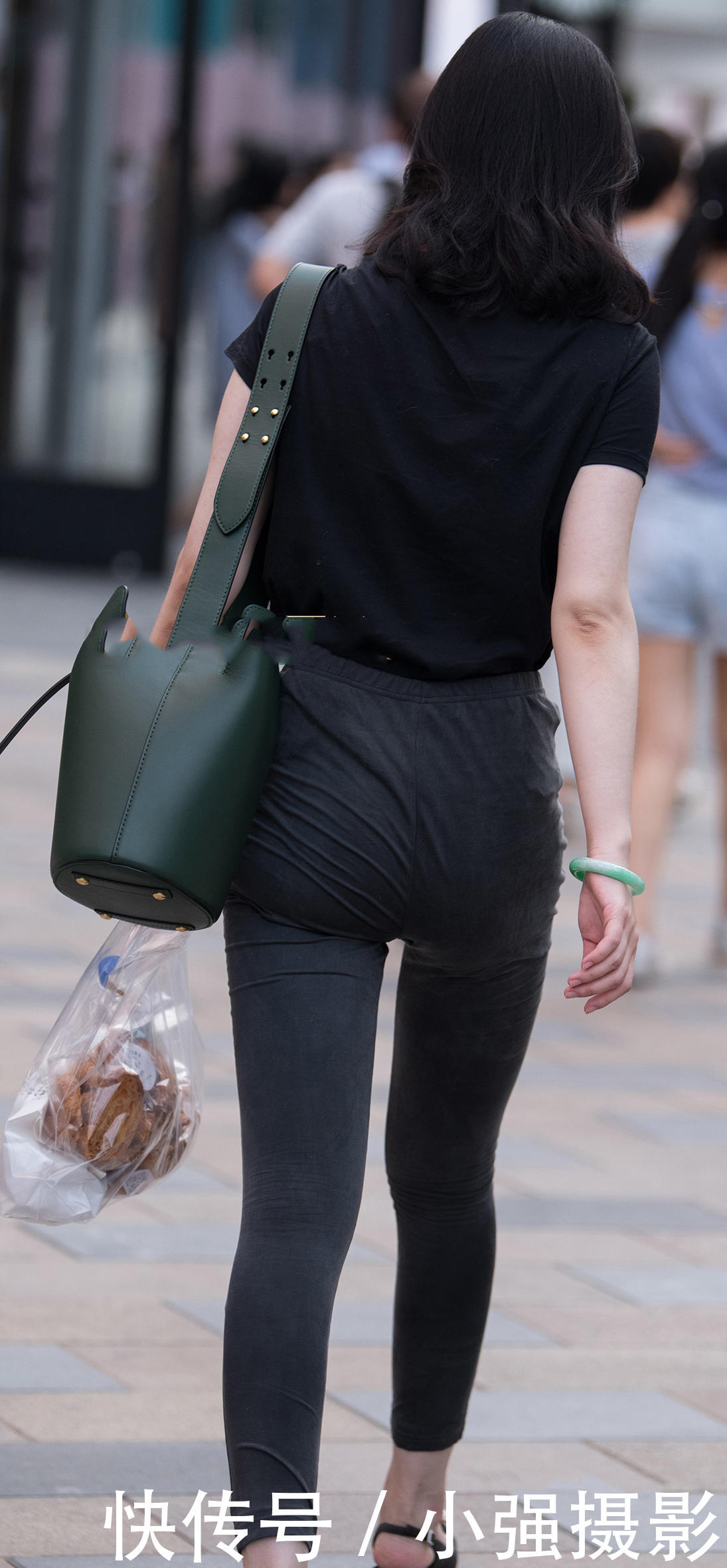 气质小姐姐下身是一件紧身裤,高腰的设计很好的修饰了整体的比例