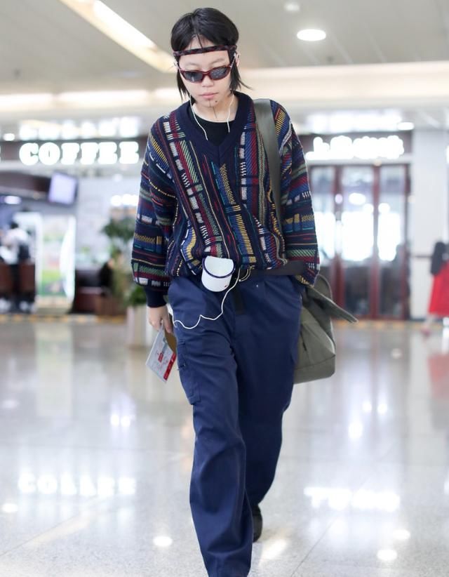 窦靖童一身农民工打扮，与季节格格不入，网友：这是要去北极？