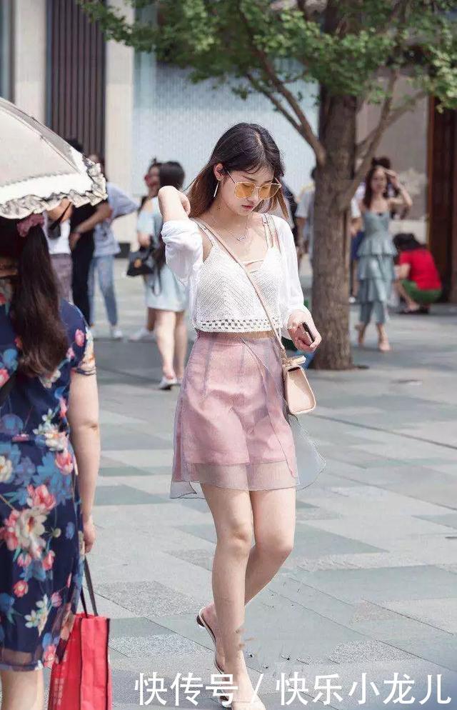气质:街拍:美女一字肩的黑色连衣裙搭配黑色的尖头高跟鞋,看上去更时尚