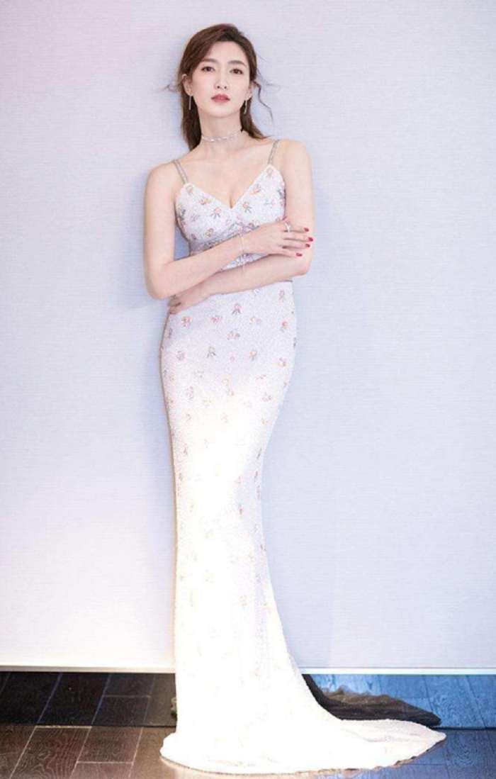 江疏影真大胆, 穿件“睡袍”就出门, 网友: 身材好就是任性!