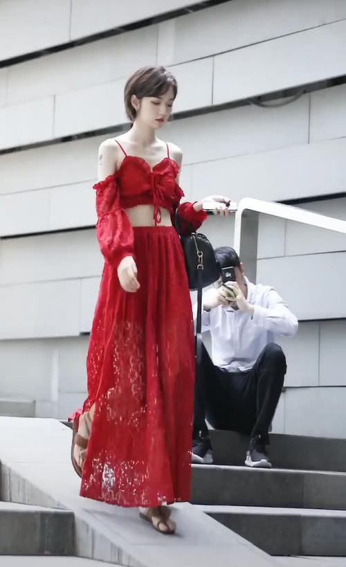  驾驭|一不小心穿得像大叔的“梅菜干鞋”，姐用美足硬是驾驭了，好看