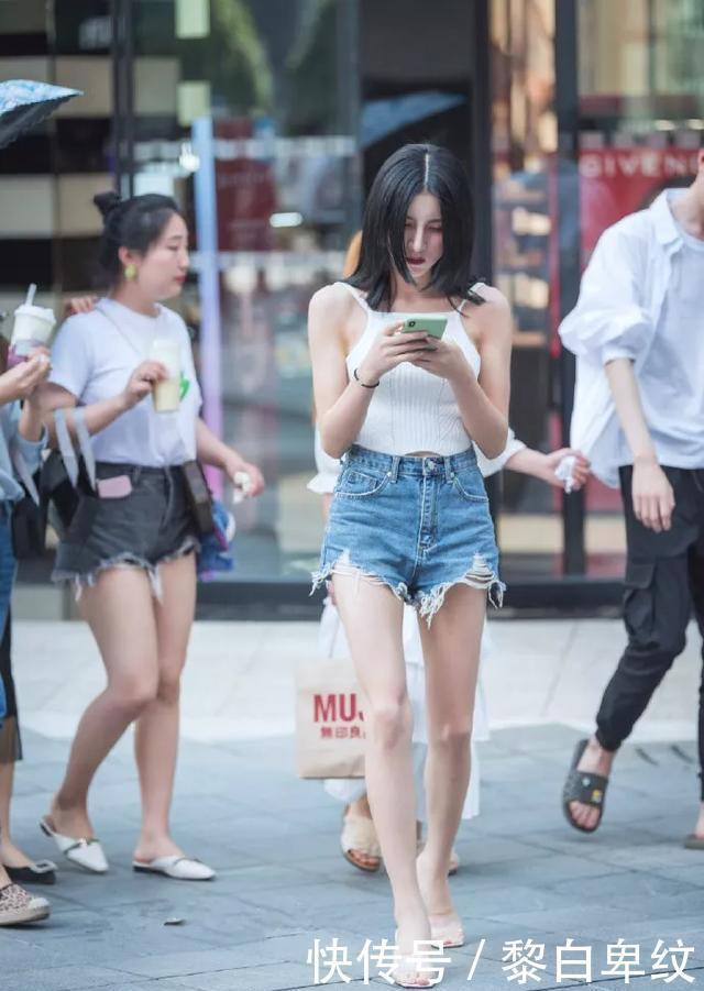 小姐姐|穿着一双优雅的尖头高跟鞋,清新的色调,走路的姿态也显得更迷人
