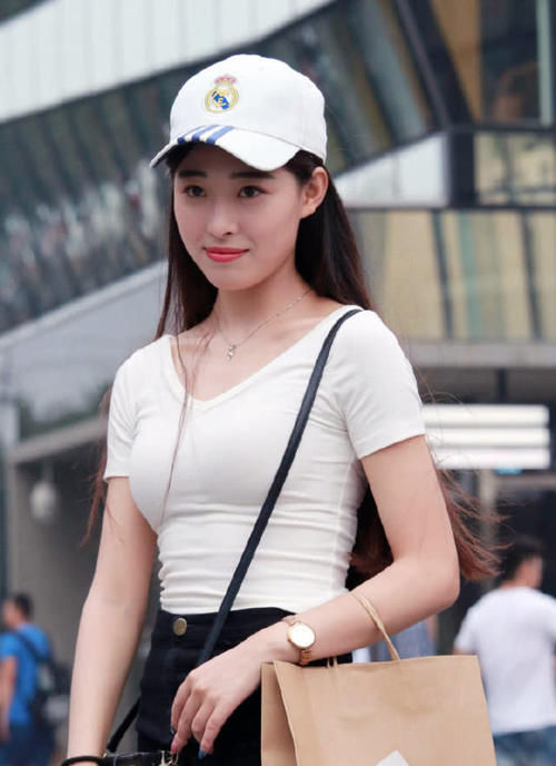 女孩子|街拍：白色T恤也能穿出女神范儿？小姐姐这身材女孩子看了都忍不住搭讪！