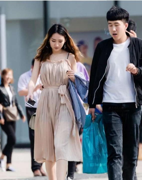 广东街拍:图一性感,图二女王,图四适合娶回家当老婆