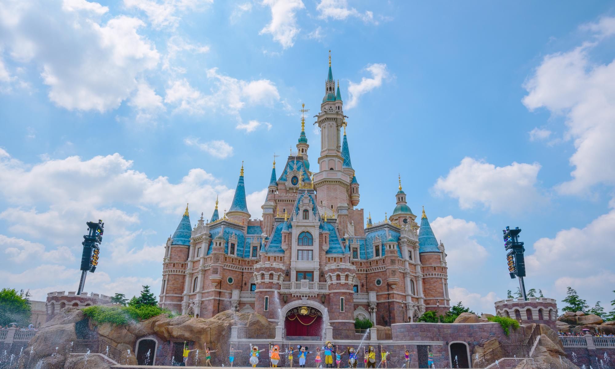 上海迪士尼乐园被吐槽，园内食物定价高，难道不是因为穷？