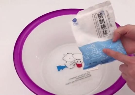 白色衣服发黄难清洗，只要撒上它搓洗一下，5分钟就和新买的一样