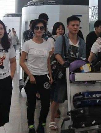 朱茵把衣服都撑变形了，紫霞仙子变样了？网友：黄贯中真幸福