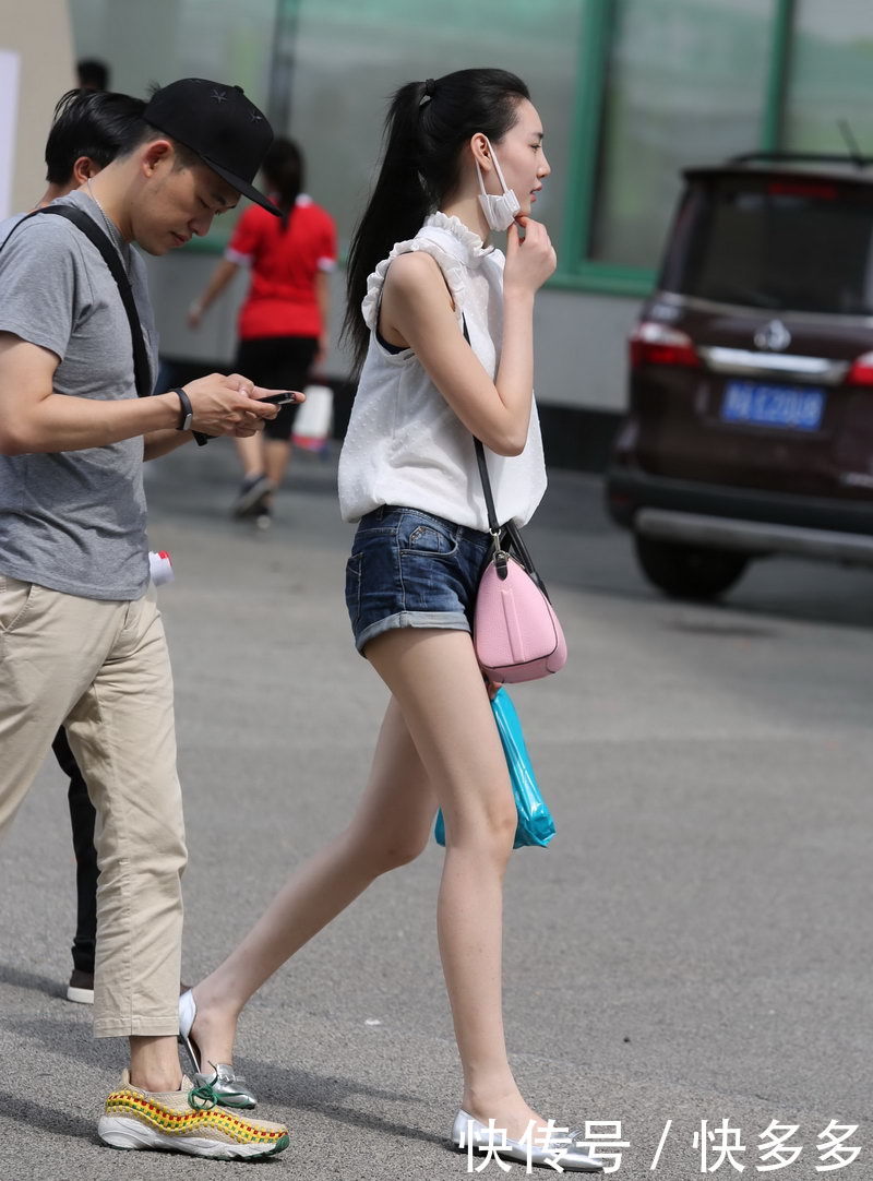 街拍：小姐姐超短裤可爱长腿，银灰色平底鞋尽显嫩白脚丫，长相漂
