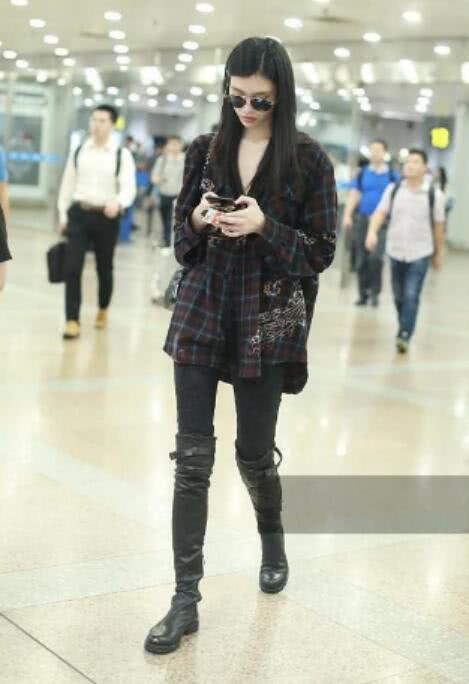 奚梦瑶真绝了！长筒靴子当紧身裤穿出机场，敢问一句“热不”？