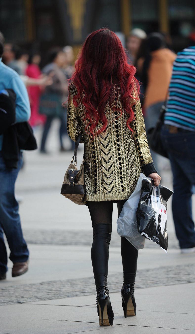 街拍:穿黑丝袜漆皮长靴的美女,修长的美腿,超酷