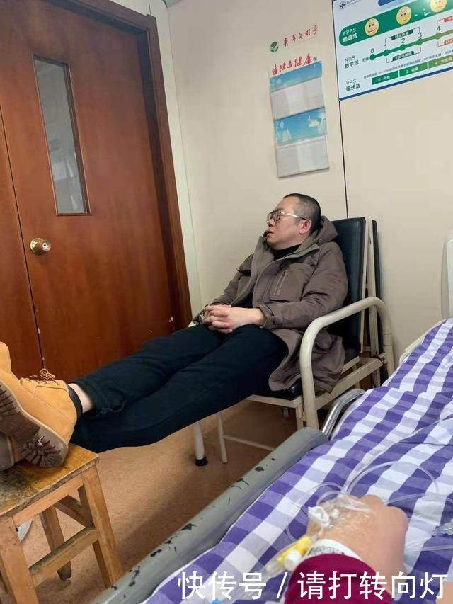 『拖鞋』涂磊给女儿吹头发,穿家居服配粉拖鞋好土萌,顾家的男人就是时髦