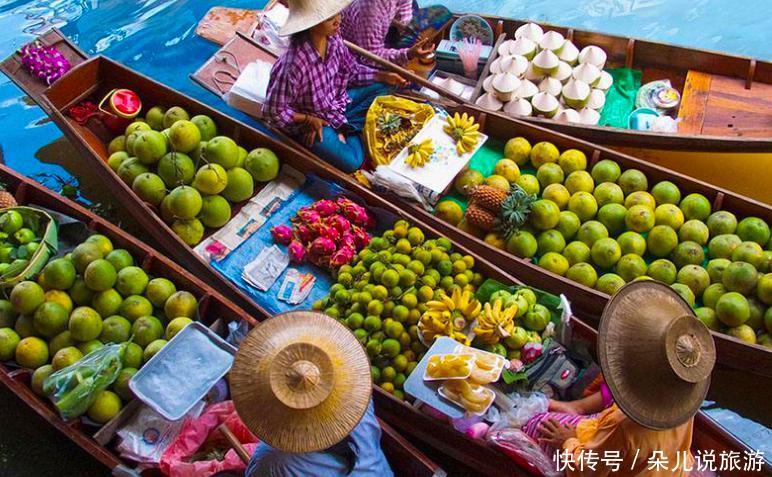 泰国水果摊贴出中文告示牌，中国游客看到后扭头就走，老板：无奈