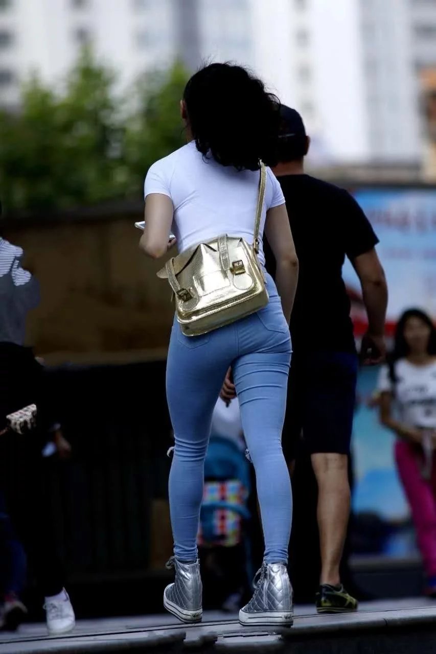 英姿飒爽的美女紧身裤穿出不一样霸气，小姐姐的发型更是霸气