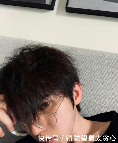 蔡徐坤:蔡徐坤网晒素颜自拍,被粉丝吐槽没洗头,删除胡茬自拍照