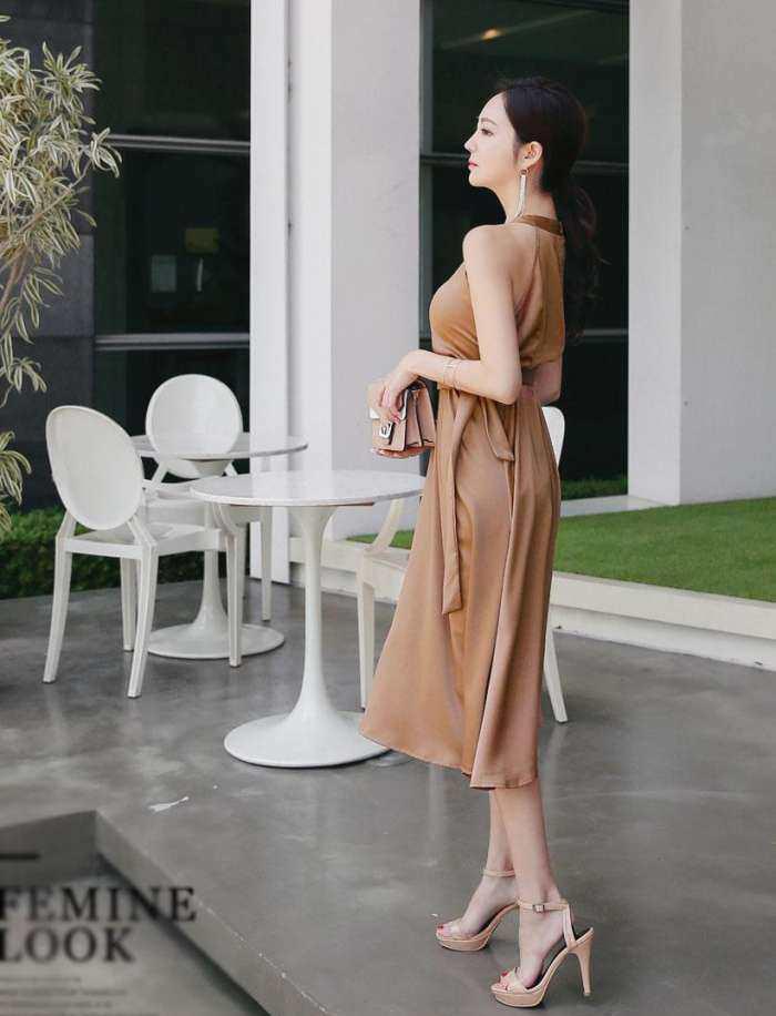 连衣裙也能把好身材完美的秀出来，浅色系还很美！