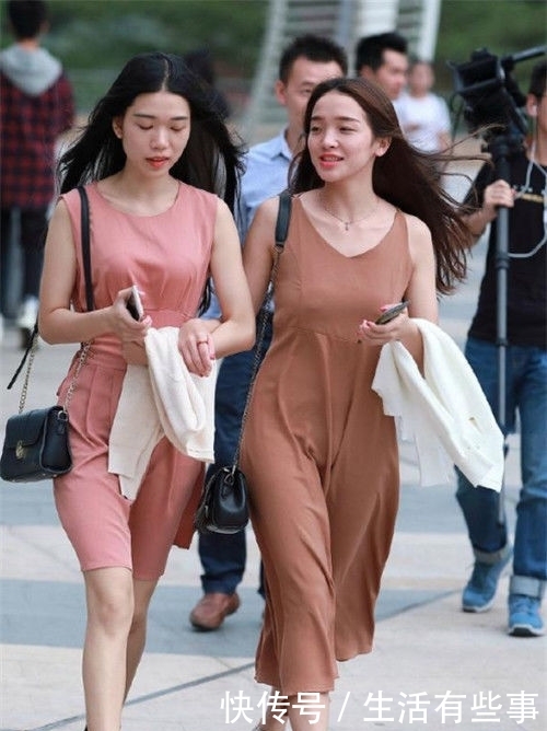  「迷人」街拍：超可爱的小姐姐，仙女般的气质，实在迷人性感