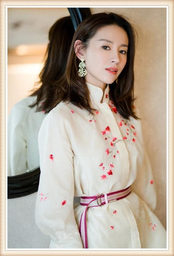 当董洁和王子文同穿刺绣装，终于见识了小家碧玉与大家闺秀的差距